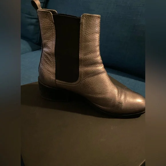 Kenneth Cole metallic ankle boots in size 8.5. - Picture 12 of 12
